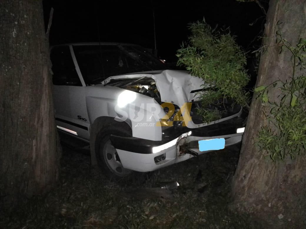 Chovet: perdió el control de la camioneta e impactó contra un árbol