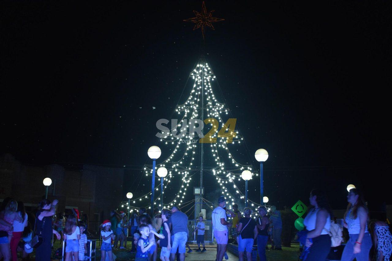 Con música y danza se encendió la Navidad en Chovet