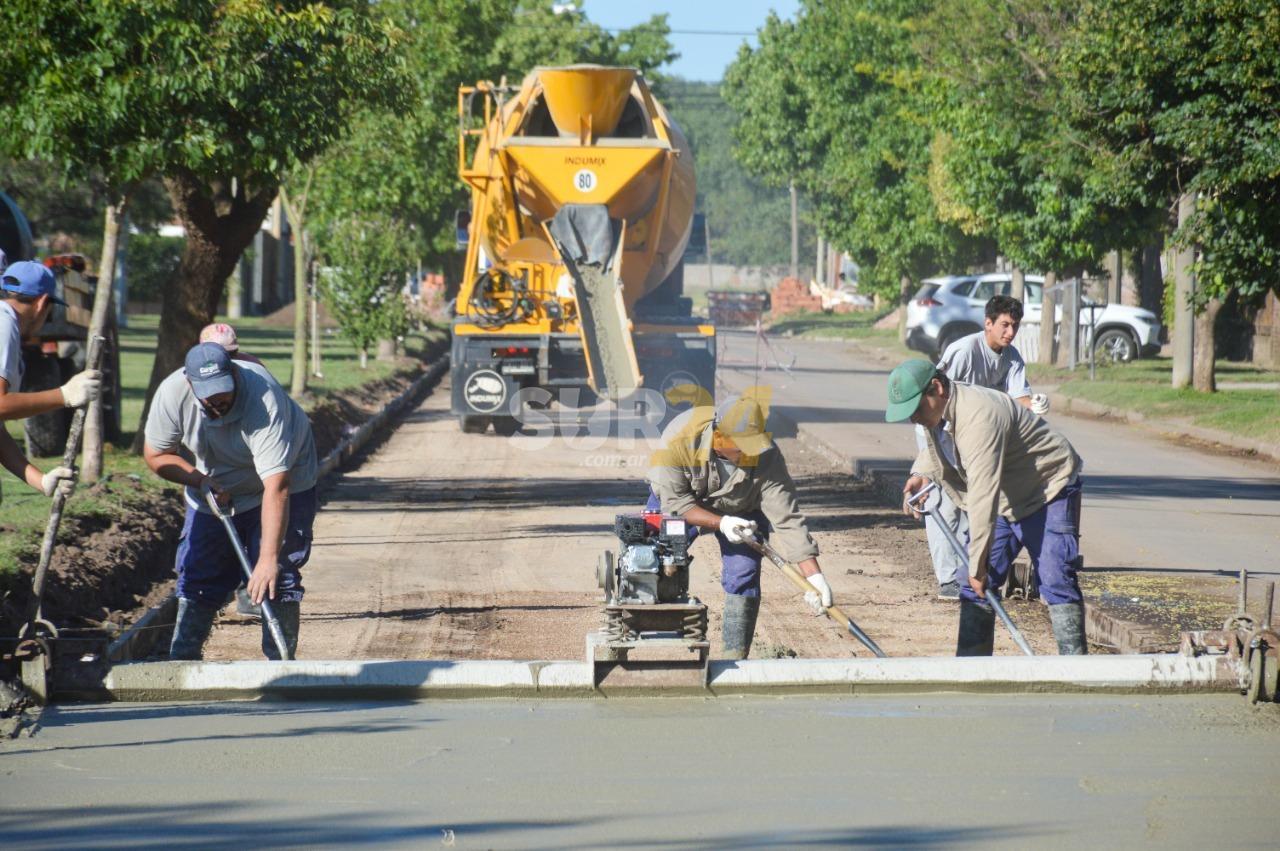 El gobierno municipal proyecta más cuadras de pavimento en distintos barrios