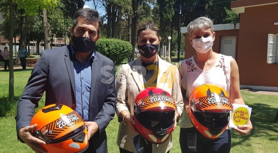 Capacitación y prevención: entregaron cascos y chalecos a trabajadores de moto venadenses
