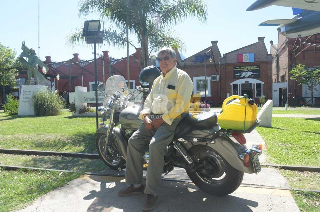 Veterano de Malvinas recorre el país en moto y visita monumentos a los caídos en la guerra