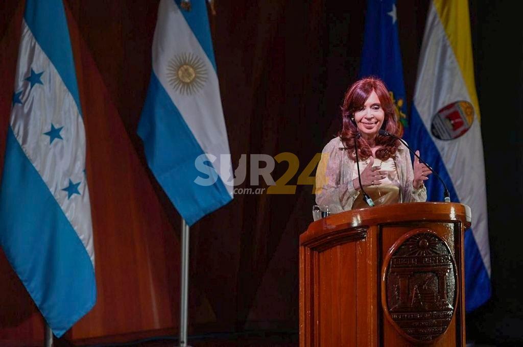 En plena negociación con el FMI, Cristina Kirchner criticó “las políticas de ajuste” de los organismos de crédito
