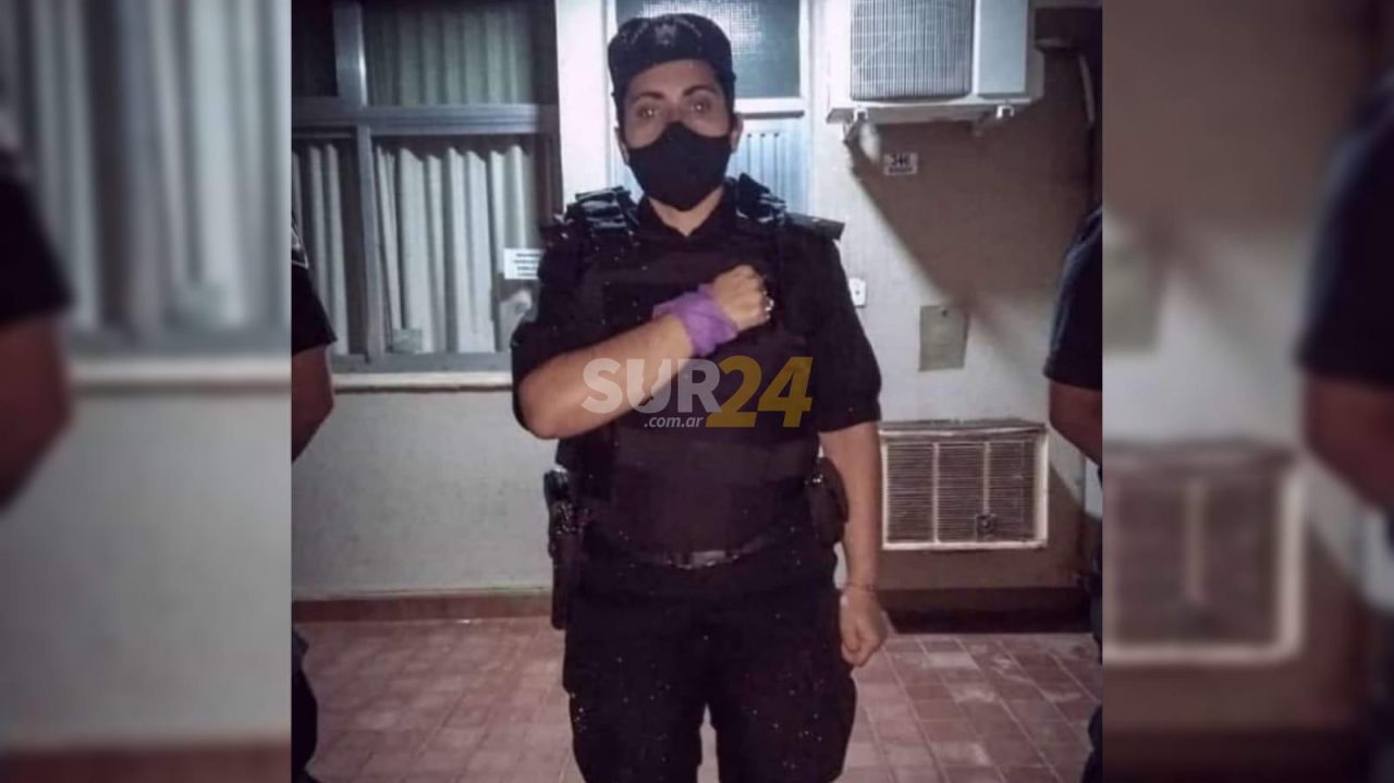 Mujer policía tomó un pañuelo violeta y acompañó el Ni una Menos “con el corazón y lágrimas” 