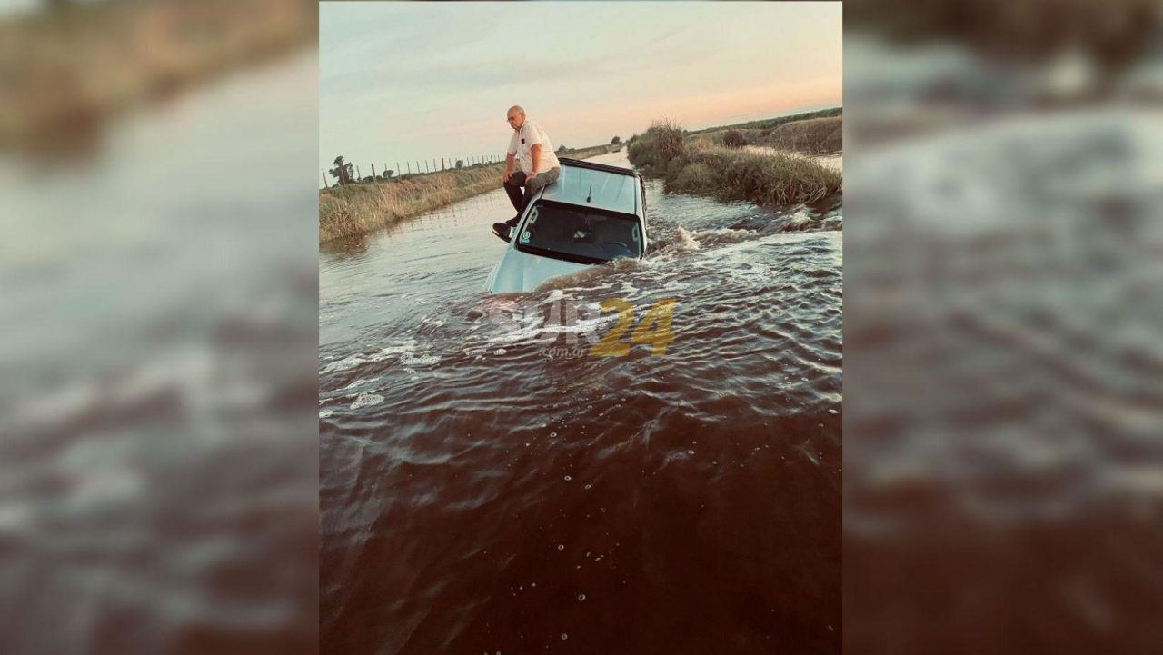 Viral: una camioneta quedó tapada por el agua en un camino rural de San Gregorio 