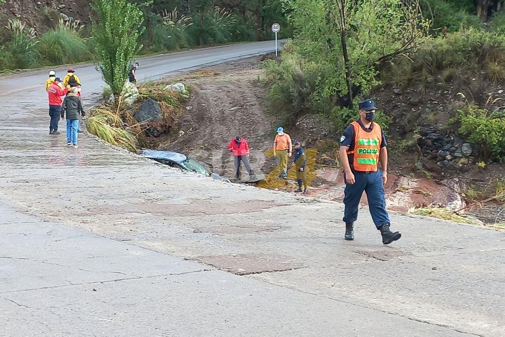 Tragedia en Mendoza: dos niños murieron después que un auto fuera arrastrado por la corriente