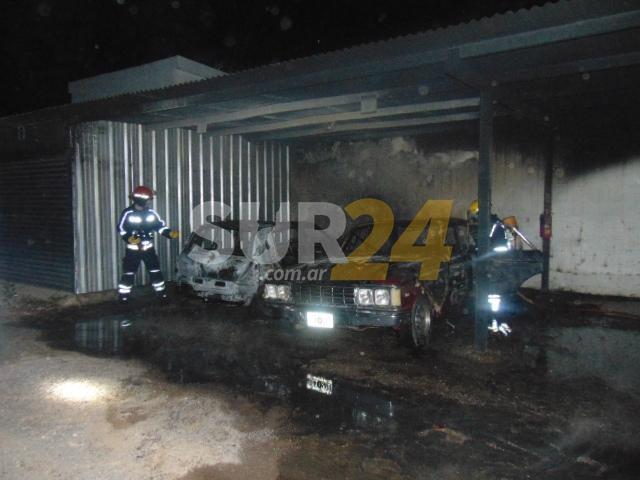Venado Tuerto: dos autos totalmente incendiados dentro de una cochera