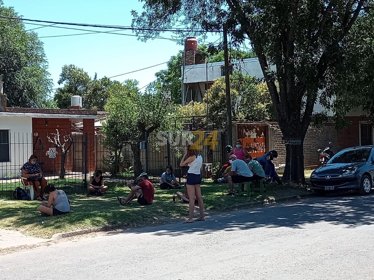 Largas filas y varias horas de espera para poder hisoparse en el Centro del barrio Malvinas Argentinas