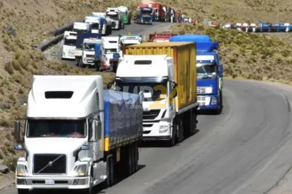 Hay más de mil camiones varados en la frontera con Chile