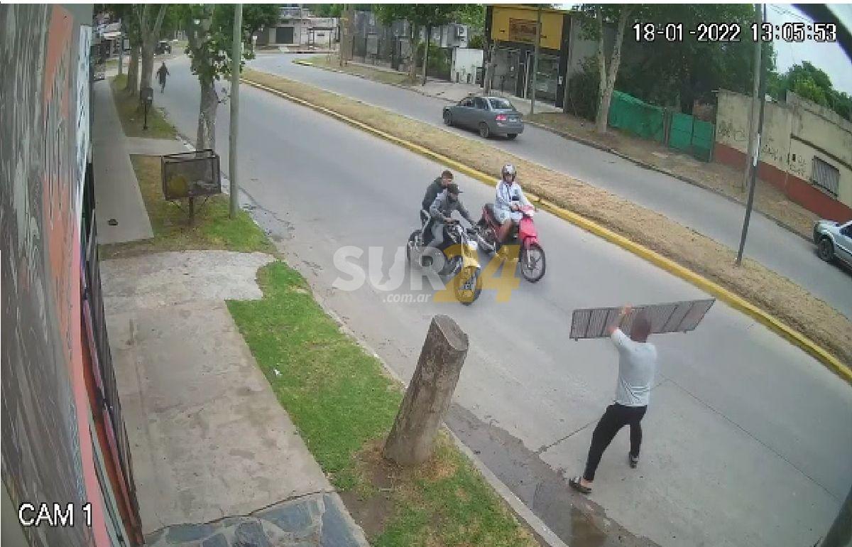 Video: un comerciante le tiró una reja a delincuentes que robaron una moto