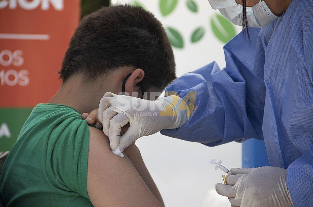 Covid-19: el próximo lunes comienza la vacunación sin turno previo a menores en Santa Fe