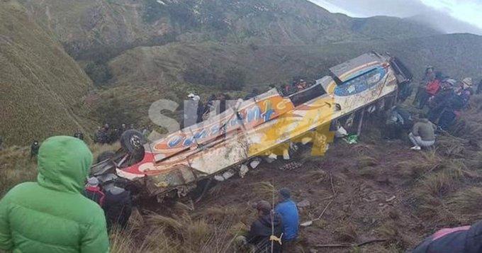 Tragedia en Bolivia: once personas murieron tras caerse un micro por un barranco