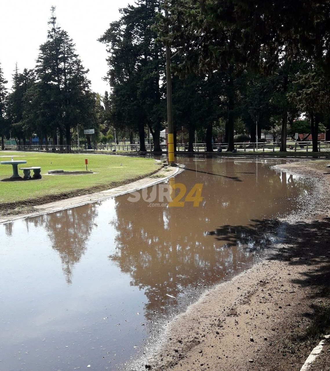 La pista de atletismo del Parque Municipal, bajo agua