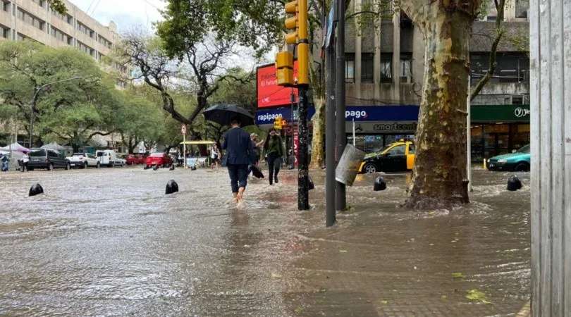Una intensa tormenta de lluvia y granizo azotó Mendoza