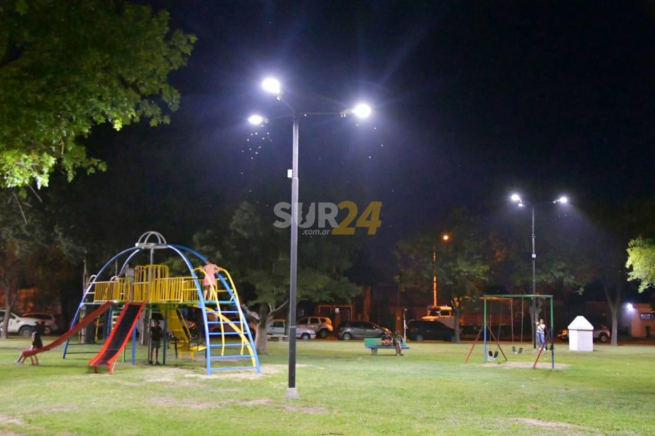 Chiarella y CEVT inauguraron luminarias y mobiliario en plaza de barrio San Vicente