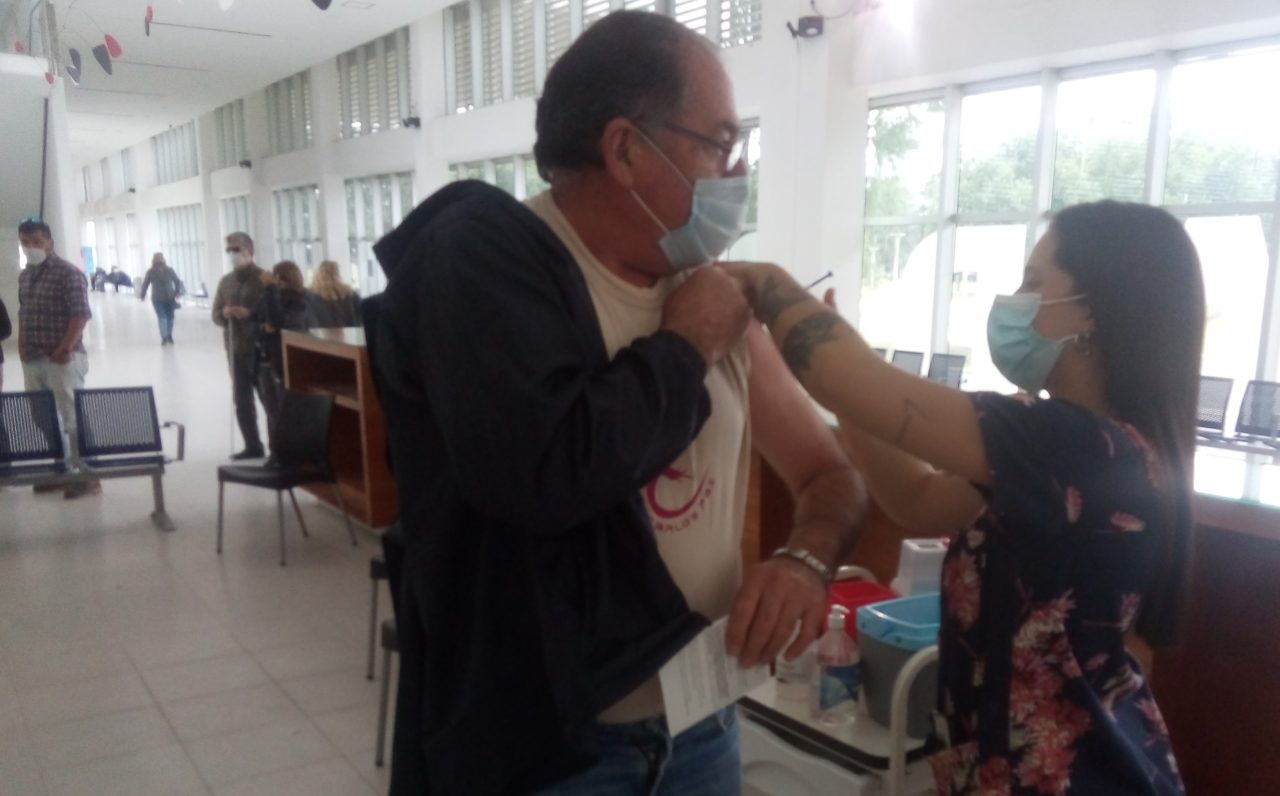Hospital “Gutiérrez”: bajó la internación Covid y sigue alta la demanda en el Vacunatorio