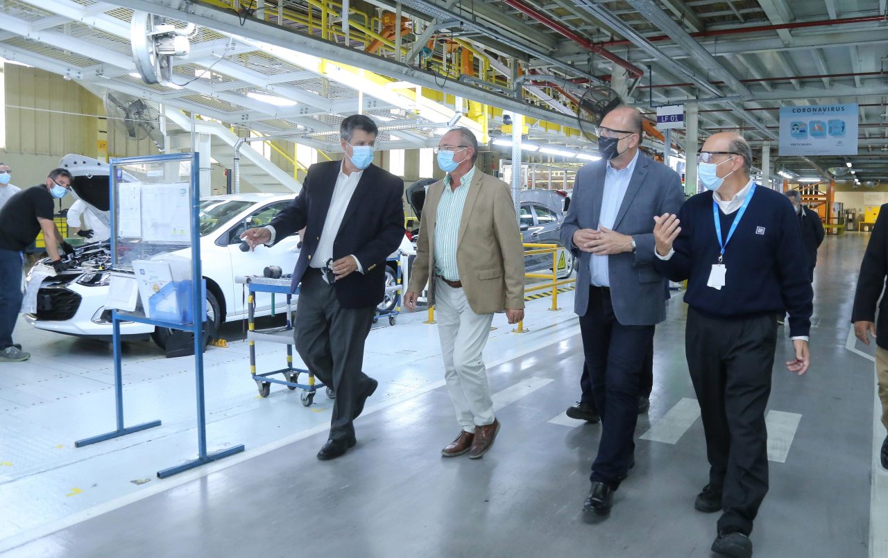 Covid-19: El gobernador Perotti visitó el vacunatorio de General Motors en su planta de Alvear