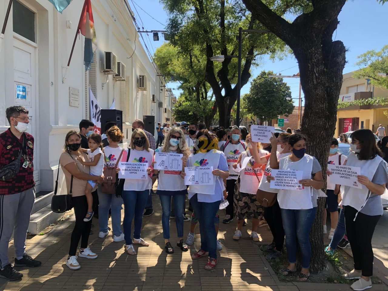 Primer día de paro: en Venado Tuerto, docentes se manifestaron frente a la regional de Educación