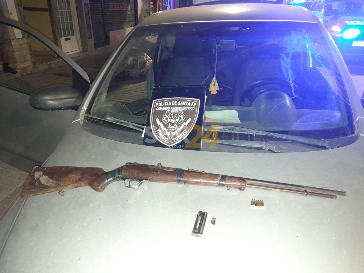 Venado Tuerto: lo denunciaron por actitud sospechosa y encontraron un arma en su auto 