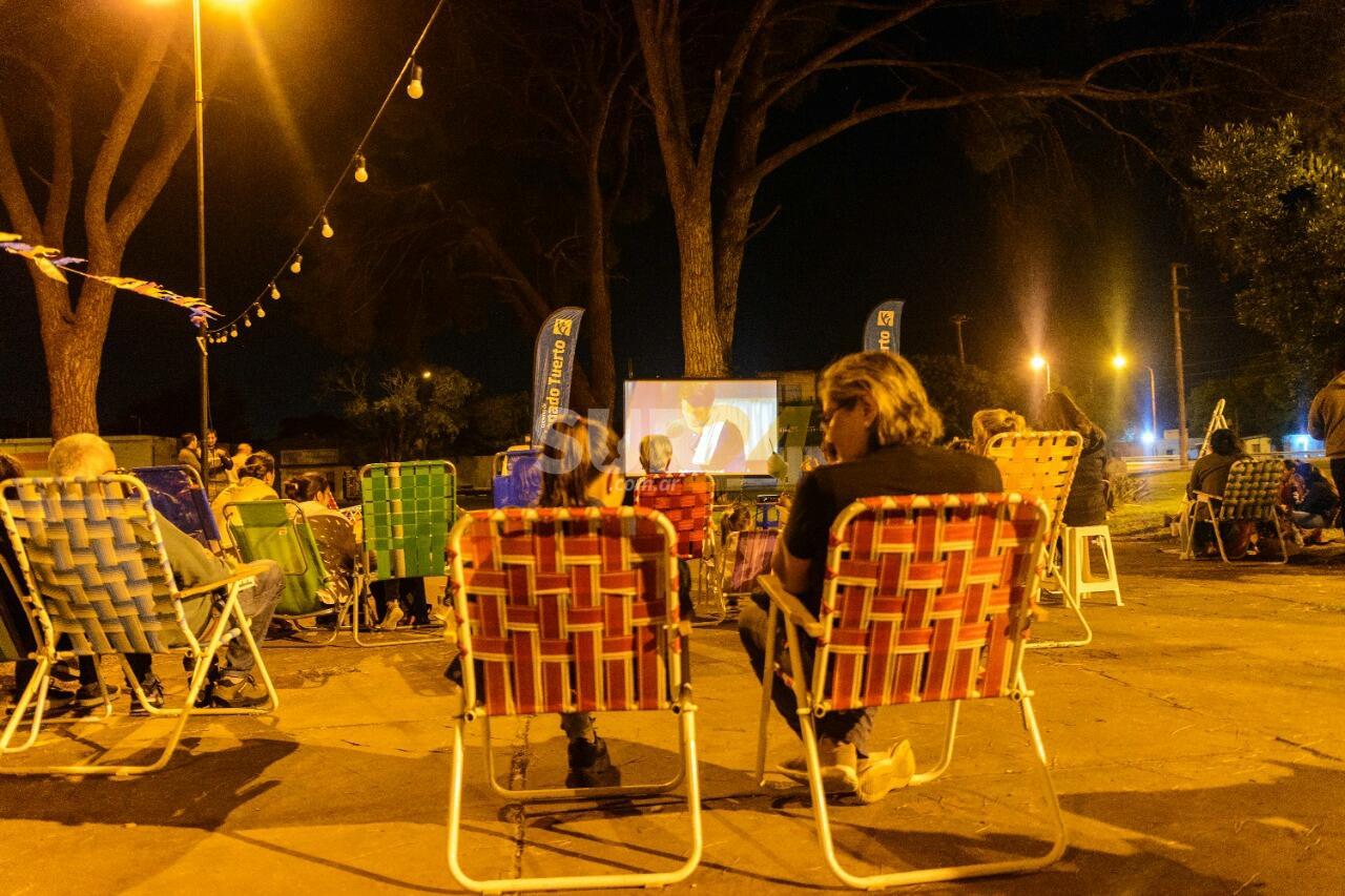 “Cine Bajo las Estrellas”: otra propuesta de barrios que desarrolla el Gobierno Municipal
