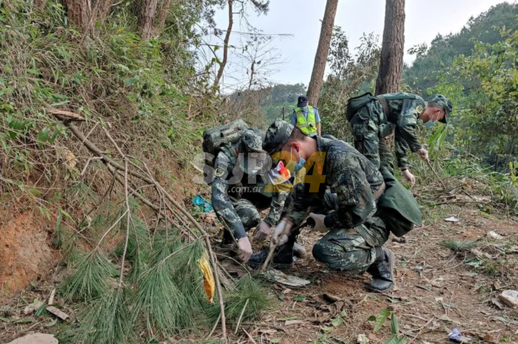 China: continúan las tareas de rescate en el lugar donde se estrelló el avión