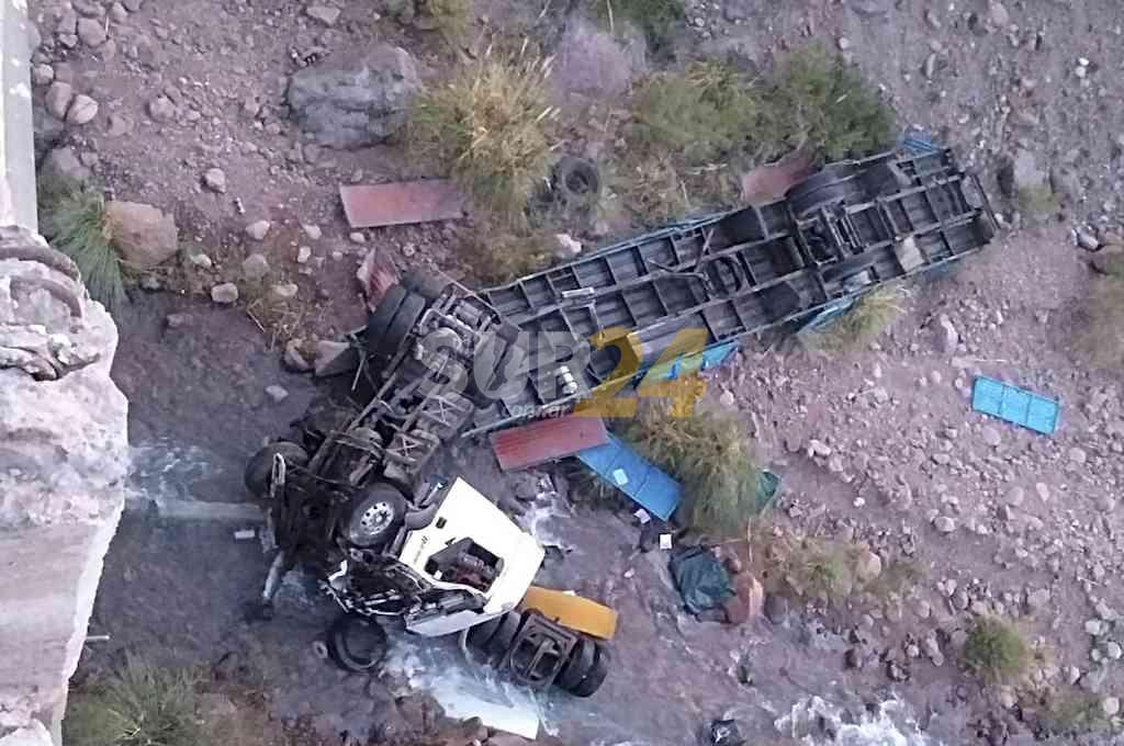 Accidente fatal en Mendoza: murió un camionero al desbarrancar en zona de alta montaña 