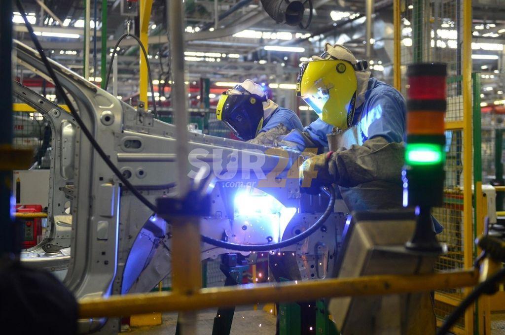 Los metalúrgicos acordaron suba salarial de 45% y revisión en noviembre 