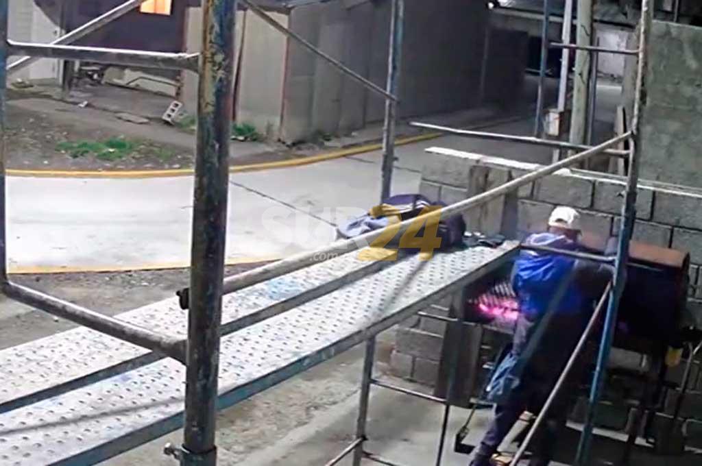 Video: ladrón aprovechó la ausencia del asador y se robó una tira de carne 