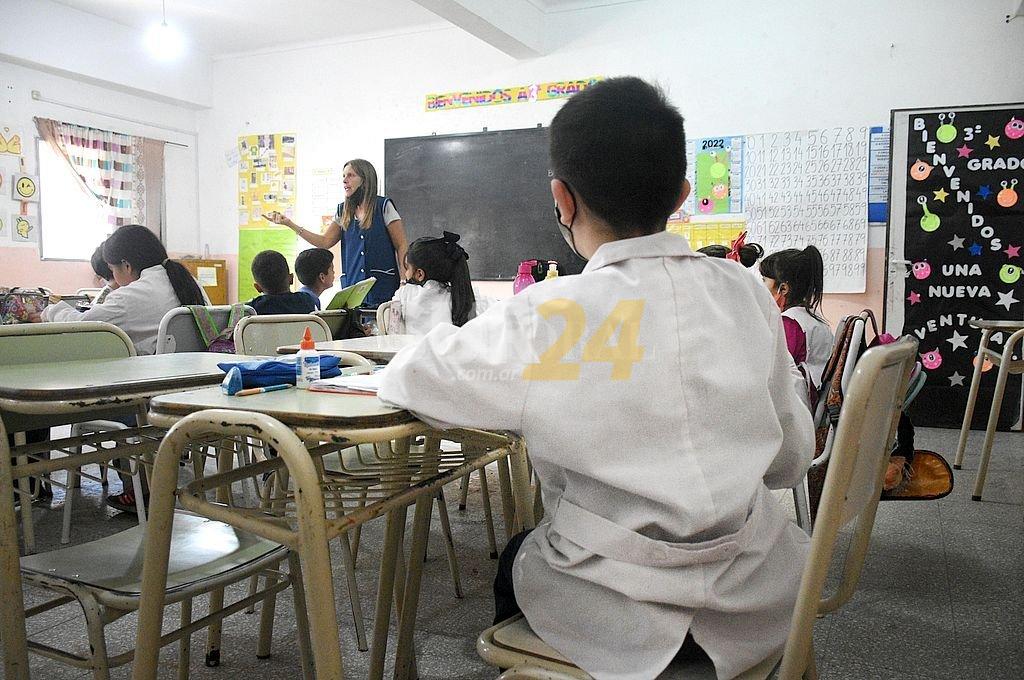Escuela primaria: la clase media argentina es la que menos horas de educación recibe