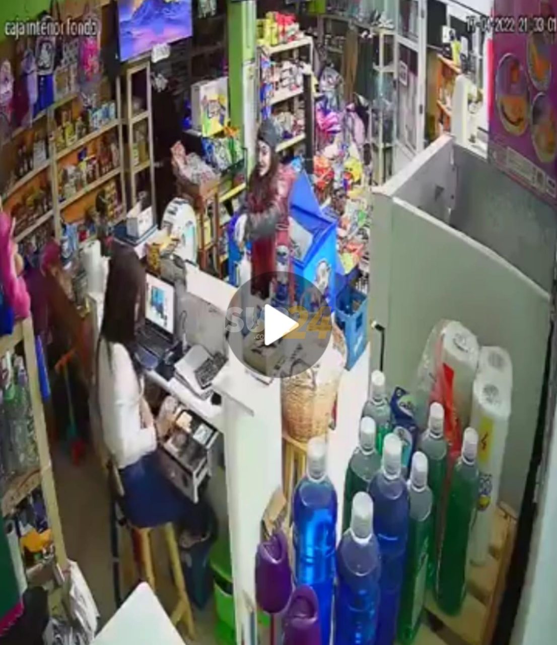 Video. Una mujer robó un kiosco a mano armada en Venado Tuerto y quedó grabada 