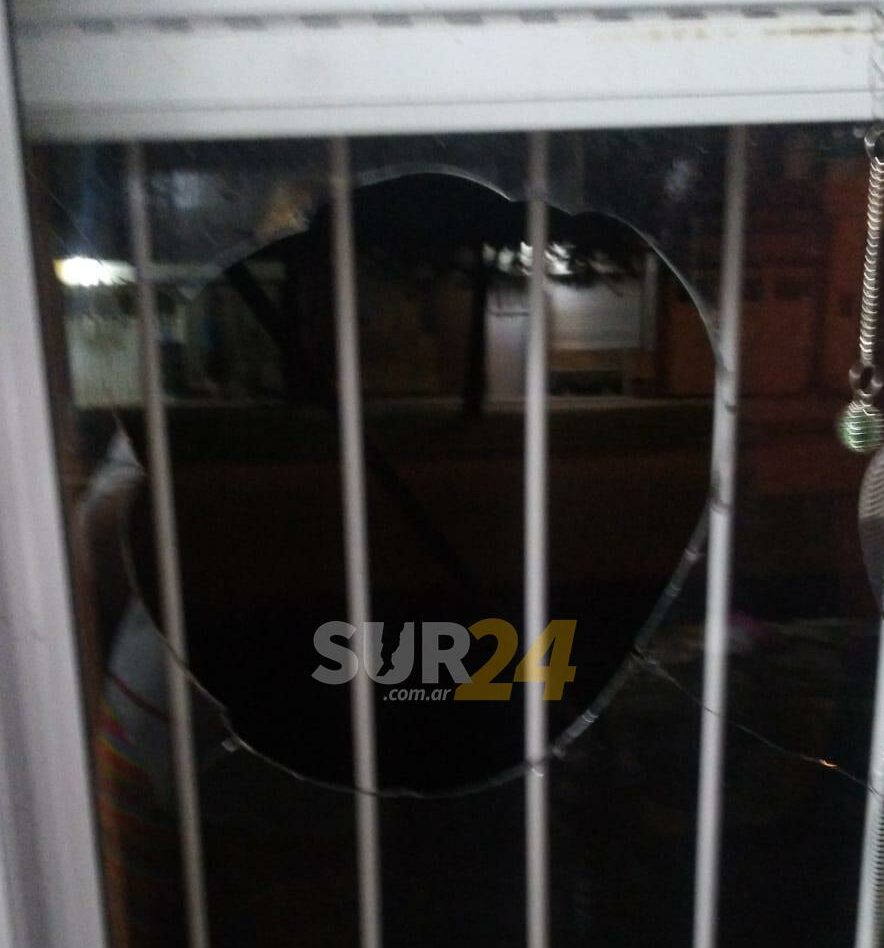 (Imágenes sensibles) Atacan a piedrazos una casa del barrio San José Obrero: una mujer resultó herida