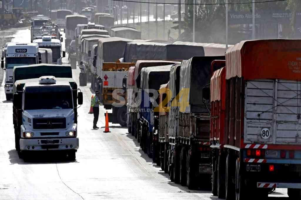 El paro de transportistas de granos ya se hace sentir en los puertos del país