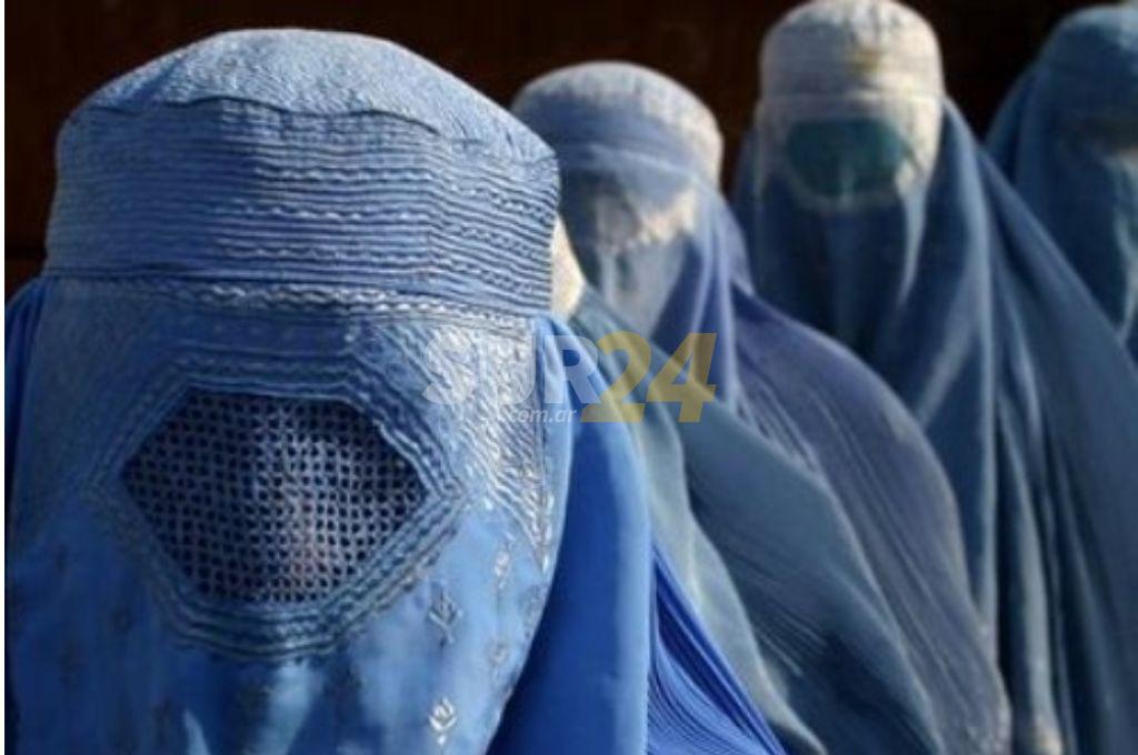 Afganistán: decretan el uso del burka en lugares públicos para todas las mujeres
