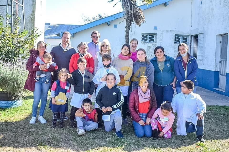 Enrico visitó la “Argentina Chica”, escuela rural en zona de Christophersen