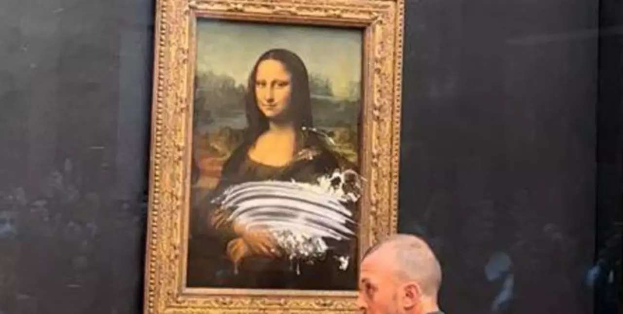 Insólito: un hombre le arrojó un pedazo de torta a “La Gioconda” en el Museo del Louvre 