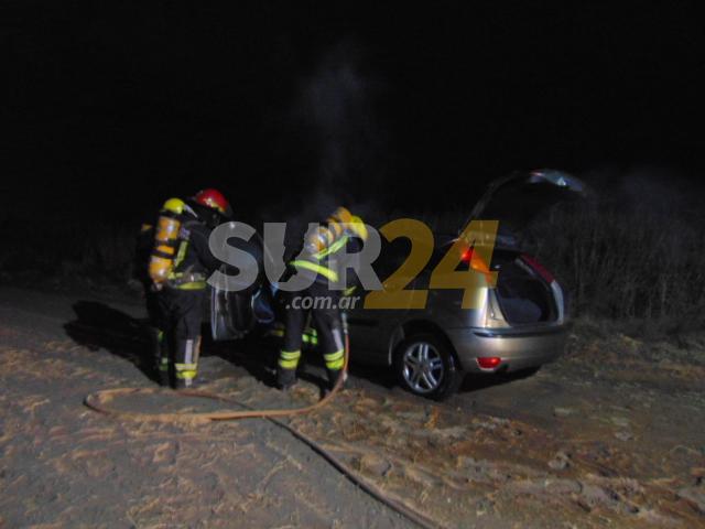 Un auto tomó fuego camino a la localidad de Carmen