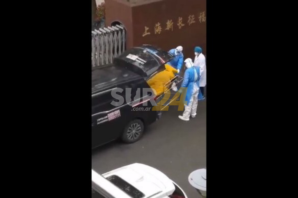 Video: un muerto por Covid-19 resucitó en la puerta de la morgue