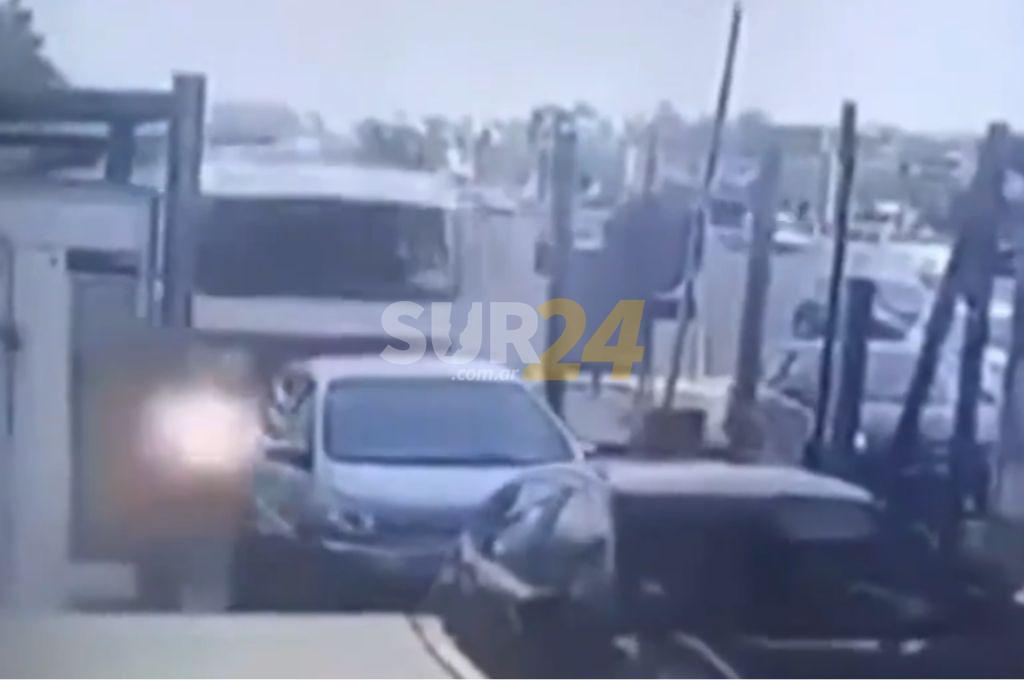 Video: un camión no frenó y arrastró dos autos en un peaje en Panamericana