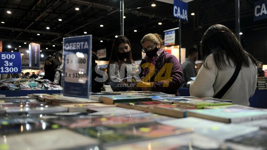 Feria de Libro: la irresistible atracción de las ofertas y mesas de saldo