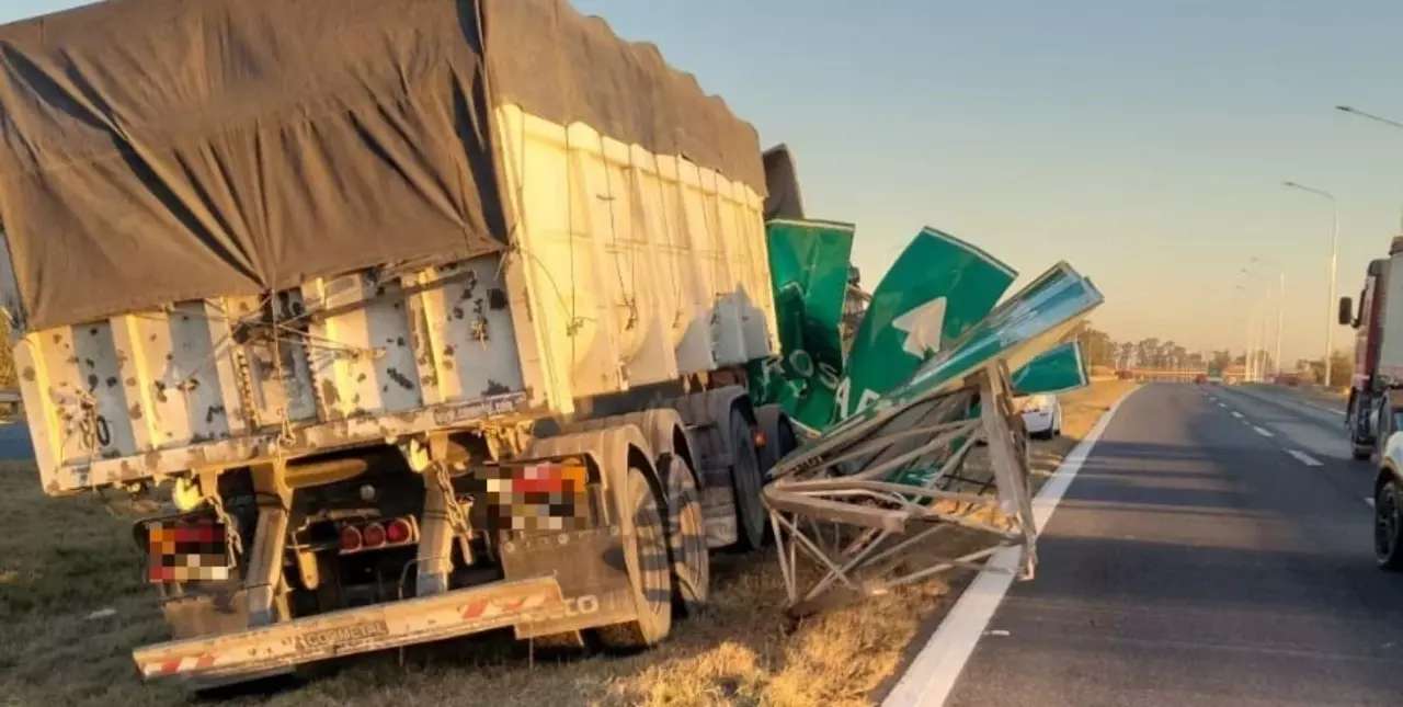 Un camión chocó contra un cartel en la autopista Santa Fe – Rosario 