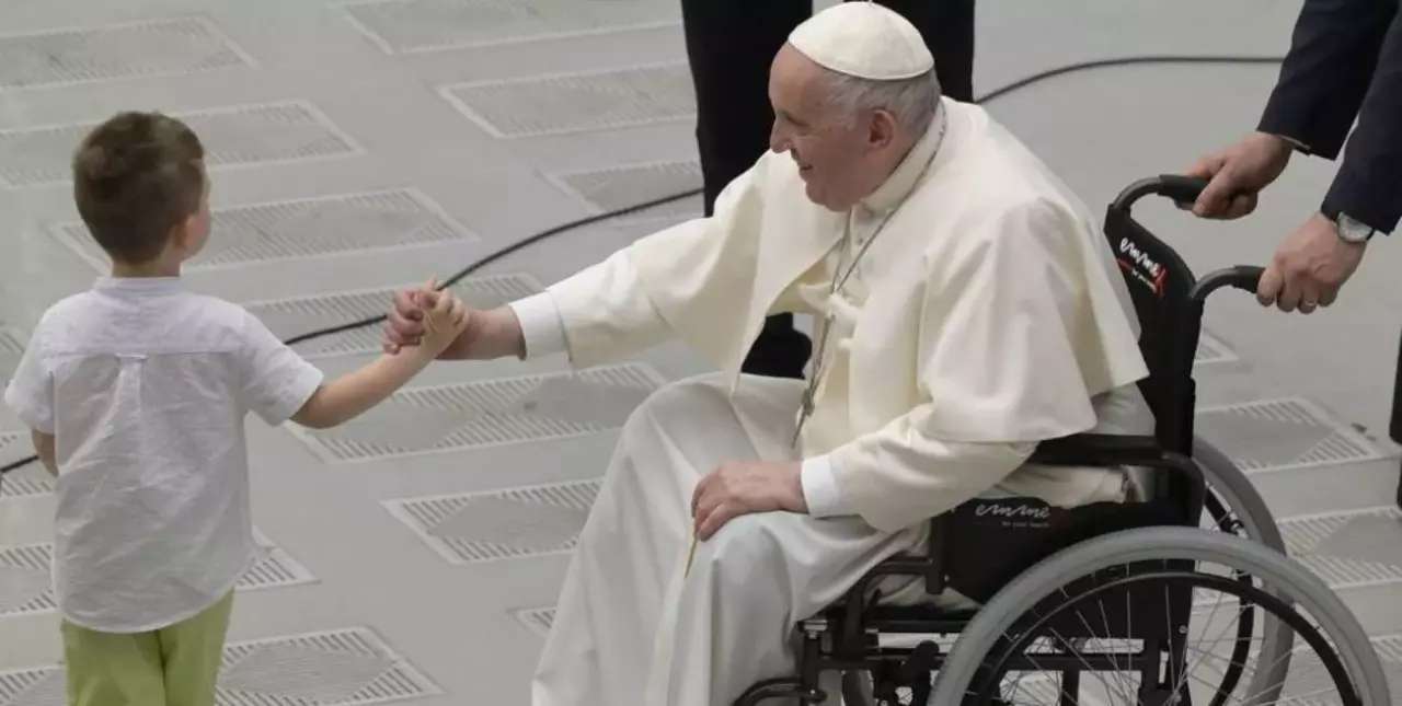 El papa Francisco no asistió a un acto debido a los intensos dolores en su rodilla derecha 