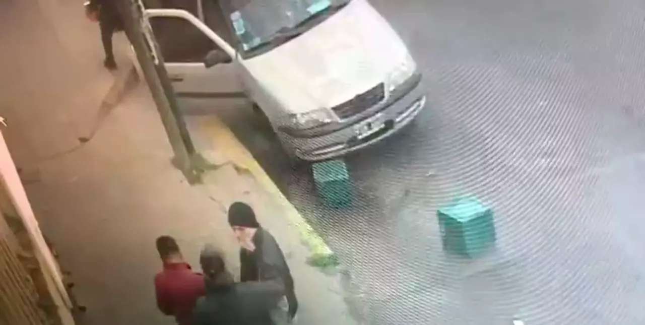 Video: lo tumbó de una piña porque le molestaba cómo estacionó el camión 