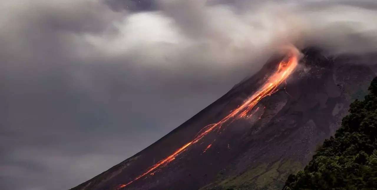 Dos de los volcanes más poderosos del mundo entraron en erupción casi en simultáneo 
