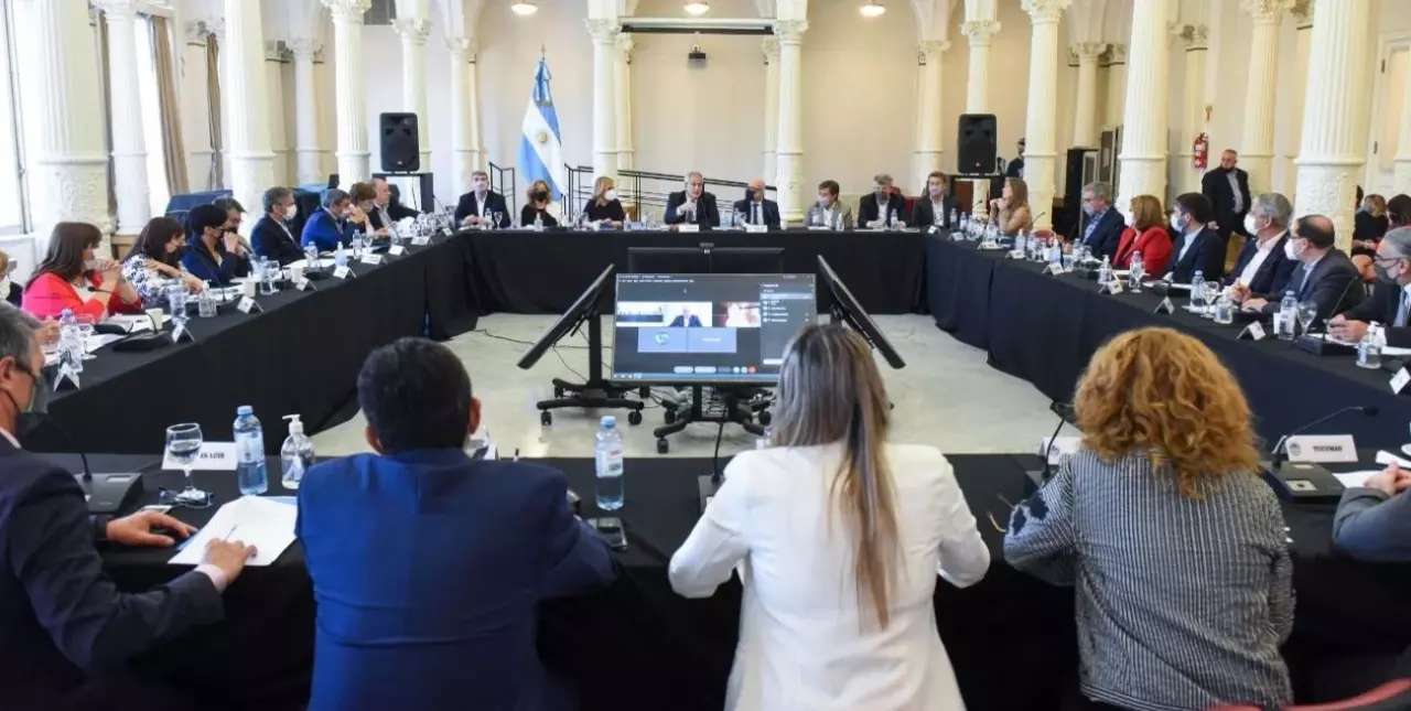 Ministros de Educación del país debaten en Rosario sobre extensión de la jornada escolar