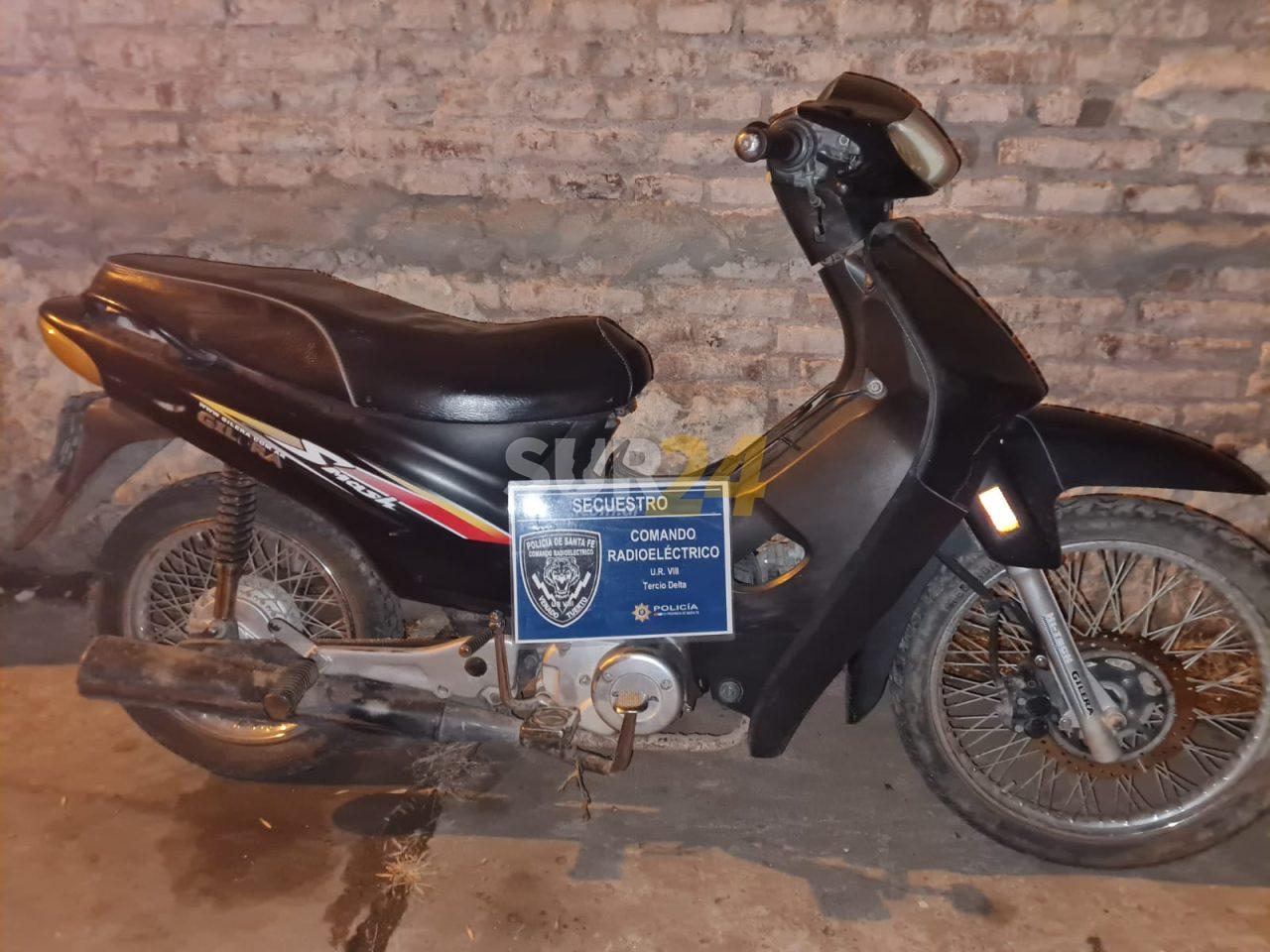 Venado Tuerto: llenaba bidones de agua en la plaza y le robaron la moto