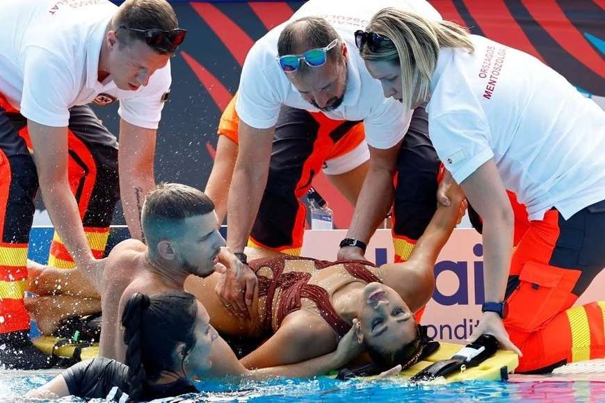 Impactante rescate a una nadadora que se desvaneció en pleno Mundial de Natación