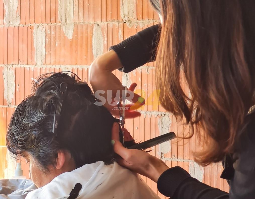 “Tijeras Solidarias”: corte de pelo gratuito para vecinos del barrio Gutiérrez