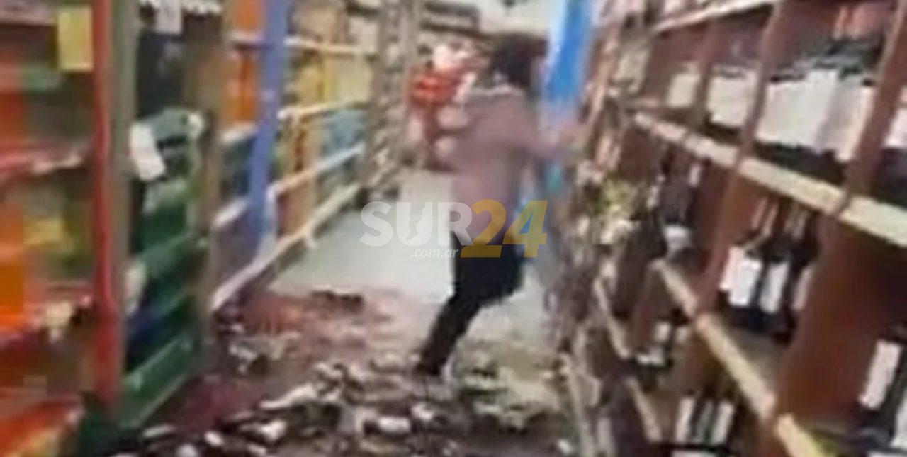 Video: una mujer protagonizó un violento episodio en un supermercado de Rafaela
