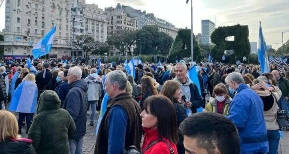 Miles de argentinos participaron del banderazo en CABA y otras ciudades del país 