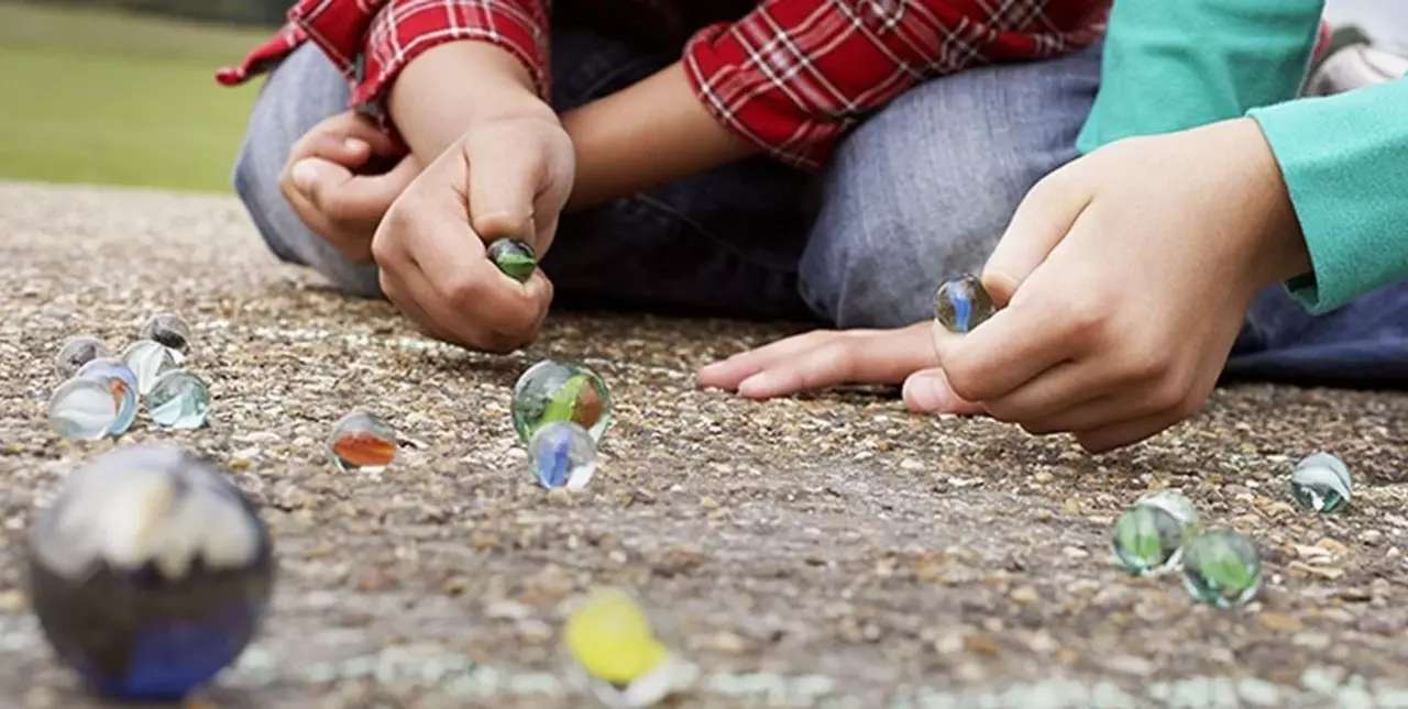 Un municipio recicla vidrio, lo vende y lo hace retornar en forma de bolitas para los niños 