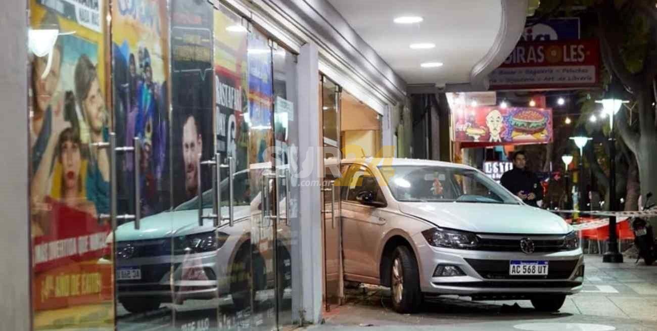 Un auto chocó contra el frente de un teatro donde estaba actuando Soledad Silveyra e hirió a 23 personas 